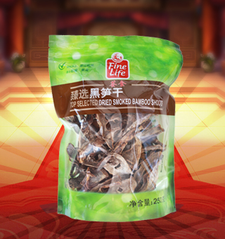 薈食(FINE LIFE)臻選黑筍干產(chǎn)自浙江杭州250g每袋，黑筍(也稱剖筍)是以筍為原料,通過去殼、蒸煮、烘烤等工藝制取。黑筍雖不如明筍外觀好看,但吃起來口味、營養(yǎng)一點也不比明筍差。它有股熏烤的香味。黑筍干選用優(yōu)質(zhì)鮮筍精制而成。品質(zhì)純正,風(fēng)味獨特。具有健胃、消食、減肥、美容、抗衰老功能。 烏筍干有三個品種，做法稍有不同，但都用木柴燒培而成。