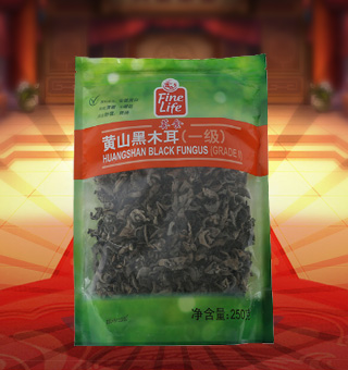 薈食(FINE LIFE)一級黃山黑木耳產(chǎn)自安徽黃山250g每袋，精選新鮮食用木耳，從采摘、加工、包裝都經(jīng)過嚴(yán)格的食用消毒檢驗(yàn)，衛(wèi)生安全，放心食用。口感香脆富有彈性，食用價值高，可用來配菜、涼拌、搭配煲湯、小炒等，多種吃法，多種營養(yǎng)選擇。采用透明的塑料包裝，大氣美觀，新鮮清晰可見，方便消費(fèi)者們的選購，質(zhì)量保證，放心購買。