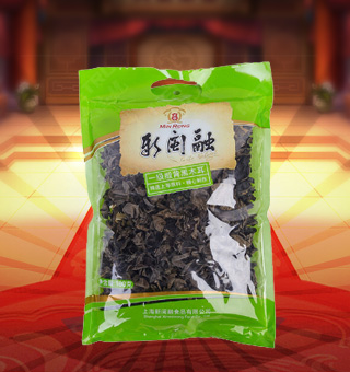 新閩融一級緞背黑木耳產(chǎn)自河南駐馬店180g每袋，精選優(yōu)質(zhì)片狀銀耳經(jīng)過領(lǐng)先工藝烘干而成，衛(wèi)生安全，色澤乳白色，半透明，柔軟有彈性?？芍苯优c肉絲爆炒、與枸杞、紅棗煲湯，或作為佐料，葷素皆宜，食法多樣，是一道美味食材。采用透明的塑料包裝，大氣美觀，新鮮清晰可見，方便消費(fèi)者們的選購，質(zhì)量保證，放心購買。