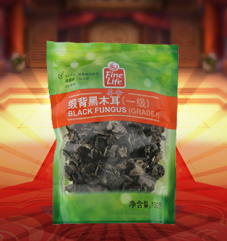 薈食(FINE LIFE)一級緞背黑木耳產(chǎn)自吉林省吉林市150g每袋，精選新鮮食用木耳，從采摘、加工、包裝都經(jīng)過嚴(yán)格的食用消毒檢驗(yàn)，衛(wèi)生安全，放心食用?？诟邢愦喔挥袕椥裕秤脙r值高，可用來配菜、涼拌、搭配煲湯、小炒等，多種吃法，多種營養(yǎng)選擇。采用透明的塑料包裝，大氣美觀，新鮮清晰可見，方便消費(fèi)者們的選購，質(zhì)量保證，放心購買。