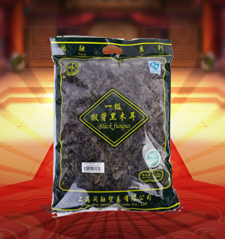 閩融一級緞背黑木耳產(chǎn)自浙江麗水500g每袋，緞背黑木耳，野生又可以人工培植，種子實(shí)體耳狀、葉狀或杯狀，薄、邊緣波浪狀，寬3-10厘米，厚2毫米左右，以側(cè)生的短柄或狹細(xì)的附著部固著于基質(zhì)上。色澤黑褐，質(zhì)地柔軟，味道鮮美，可素可葷，營養(yǎng)豐富。能夠影響血液系統(tǒng)、促進(jìn)免疫功能、影響生物合成。