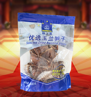 廚之選(HORECA SELECT)優(yōu)選玉蘭筍干產(chǎn)自浙江杭州500g每袋，玉蘭筍干是用鮮嫩的春筍或冬筍經(jīng)加工而成的干制品，由于形狀和色澤很像玉蘭花的花瓣，故稱“玉蘭片”，經(jīng)采摘后，進(jìn)行蒸、陰干、剝?nèi)ネ鈿?、再放入篩內(nèi)進(jìn)行烘焙。工序皆為粗加工，以得到玉蘭片的好品質(zhì)，不含任何添加劑防腐劑。