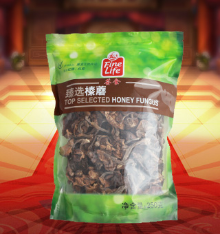 薈食(FINE LIFE)臻選榛蘑產(chǎn)自黑龍江牡丹江250g每袋，榛蘑為真菌植物門真菌蜜環(huán)菌的子實(shí)體。主要分布在黑龍江山區(qū)林區(qū)。被人們稱為“山珍”、“東北第四寶”。榛蘑滑嫩爽口、味道鮮美、營養(yǎng)豐富，被一些發(fā)達(dá)國家列為一類食品。榛蘑呈傘形，淡土黃色，老后棕褐色。榛蘑7～8月生長在針闊葉樹的干基部、代根、倒木及埋在土中的枝條上。一般多生在淺山區(qū)的榛柴崗上，故而得名“榛蘑”。榛蘑是中國東北特有的山珍之一，和肉蘑一樣，也是極少數(shù)不能人工培育的食用菌之一。