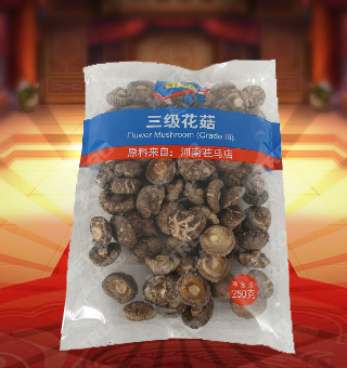 宜客(AKA)三級(jí)花菇產(chǎn)自河南駐馬店250g每袋，精選優(yōu)質(zhì)花菇，經(jīng)先進(jìn)工藝加工而成，其味清香可口，質(zhì)地細(xì)膩，是一種風(fēng)味獨(dú)特的食用菌。將本品用清水洗凈浸泡后，可直接與肉絲爆炒、排骨煲湯，或作為佐料，葷素皆宜本產(chǎn)品采用的是袋裝的包裝方式，包裝較輕，讓您攜帶起來更加的方便自如。