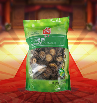 薈食(FINE LIFE)一級(jí)香菇產(chǎn)自浙江麗水250g每袋，香菇又稱香蕈、冬菇，它味道鮮美，香氣沁人，素有“植物皇后”之譽(yù)，是家庭、宴席之美味佳肴。將本品用清水洗凈浸泡后，可直接與肉絲爆炒、排骨煲湯，或作為佐料，葷素皆宜。采用透明的袋式包裝，香菇色澤清晰可見，方便消費(fèi)者們的選購，質(zhì)量有保證，可放心購買。