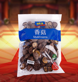 宜客(AKA)香菇產(chǎn)自浙江麗水500g每袋，精選優(yōu)質(zhì)香菇，菇肉肥厚，色澤均勻，厚實(shí)圓潤，自然鮮美，味道純正，方便食用。香菇具有高蛋白、低脂肪和多種維生素等營養(yǎng)成分，可用來配菜、搭配煲湯、小炒等多種吃法。