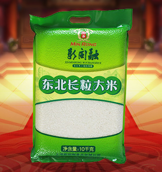 新閩融東北長(zhǎng)粒大米產(chǎn)自黑龍江五常10kg每袋，東北長(zhǎng)粒大米產(chǎn)自于中國(guó)東北黑龍江寒地黑土，其充足的光照、豐沛的降水，孕育了長(zhǎng)粒香米與眾不同的特點(diǎn)：米粒修長(zhǎng)，顆粒飽滿均勻，清白透亮，含有人體所需微量元素，營(yíng)養(yǎng)價(jià)值極其豐富；其口感潤(rùn)滑，堪稱米中之佳品。