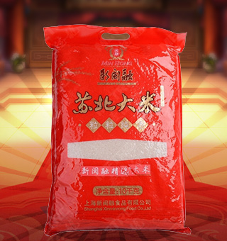 新閩融蘇北大米產(chǎn)自江蘇泰州10kg每袋，蘇北大米的生長(zhǎng)周期長(zhǎng)、日照充足、淀粉含量高。所產(chǎn)大米具有米粒飽滿，晶瑩剔透，香純綿甜，營(yíng)養(yǎng)豐富，口感獨(dú)特，經(jīng)濟(jì)實(shí)惠的特點(diǎn)。