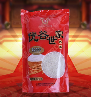 新閩融優(yōu)谷世家五常大米產(chǎn)自黑龍江五常500g每袋，五常大米顆粒均勻，顏色清白，半透明，有光澤，無雜色。做成米飯后，飯粒晶瑩，透明發(fā)亮。其特色空碗不掛粒、剩飯不回生，就是大米營(yíng)養(yǎng)價(jià)值高、微量元素適中的表現(xiàn)。