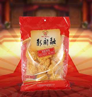 新閩融朵型銀耳產(chǎn)自浙江麗水250g每袋，精選優(yōu)質(zhì)原材料，綠色種植，陽光充沛，人工采摘篩選，品質(zhì)保證，不添加任何防腐劑與人工色素。安全衛(wèi)生，色澤嫩白，口感細(xì)膩香醇，是家庭、賓館、餐廳、席間的上等佐料，保留了豐富的營養(yǎng)成分。采取透明包裝，新鮮清晰可見，干凈衛(wèi)生，方便存放冷藏，方便消費(fèi)者們的選購，安全健康，放心購買。